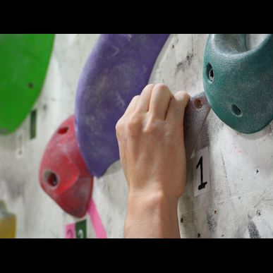 茅ケ崎で夏休みに遊ぶならボルダリングジム・ノボルバ